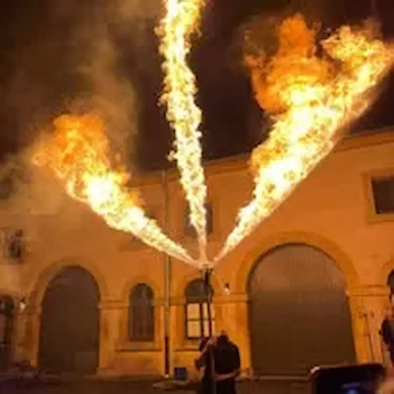 Assaut de flammes monumentales